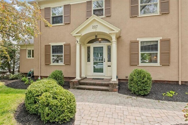Building Photo - 207 Oakdale Dr