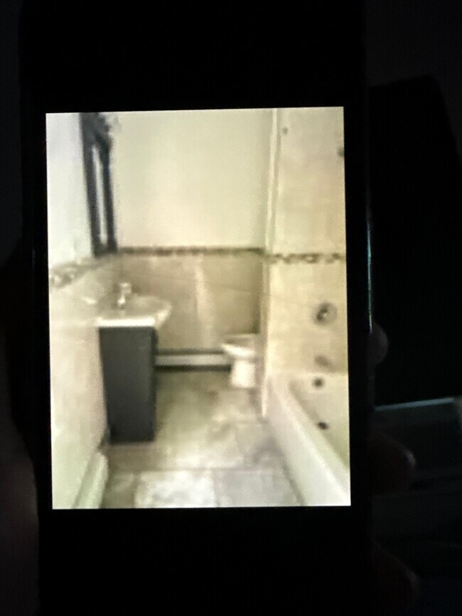 Baño - 119 Lyons Ave