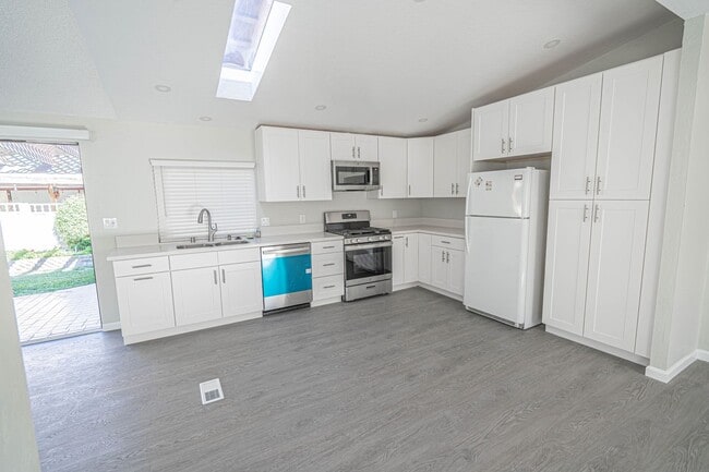 Building Photo - Charming 3-Bedroom Home with Remodeled Kitchen in Castaic!