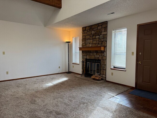 Building Photo - Open and bright top floor 2BD/2BA Condo wi...