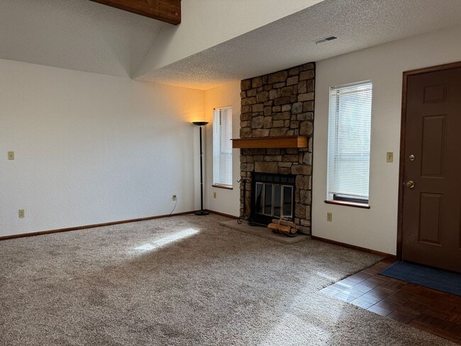 Foto del edificio - Open and bright top floor 2BD/2BA Condo wi...