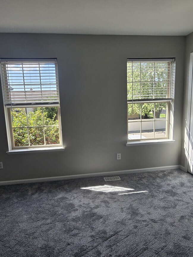 Foto del edificio - 29305 W Jefferson Ave