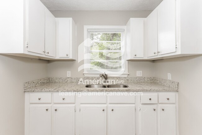 Building Photo - 214 Evergreen St