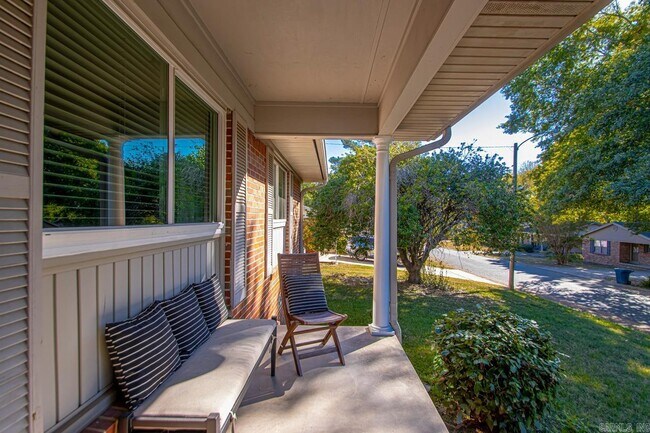 Building Photo - 7001 Blue Bird Dr