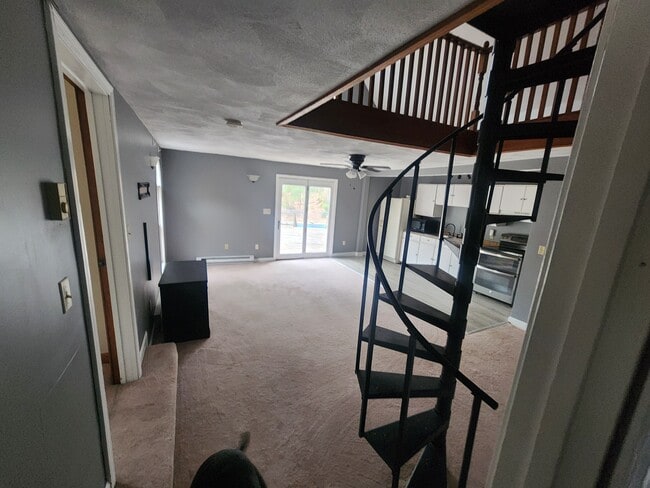 Dining room, kitchen - 985 Mammoth Rd