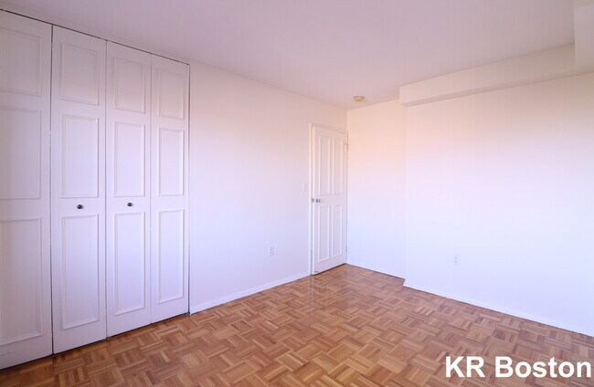 Building Photo - 15 Thatcher St