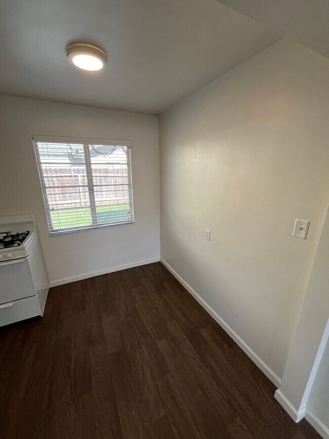 Building Photo - 3633