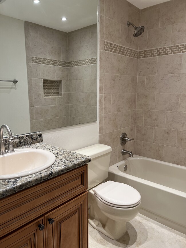 2nd Bath - 14809 Feather Cove Ln