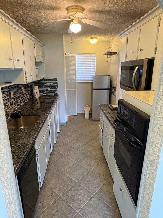 Foto del edificio - (55+) 2/2 Condo in the Peaceful Miles Gran...
