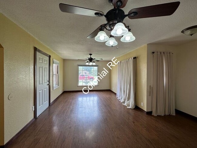 Foto del edificio - Spacious and updated 3 bedroom 2 bathroom ...