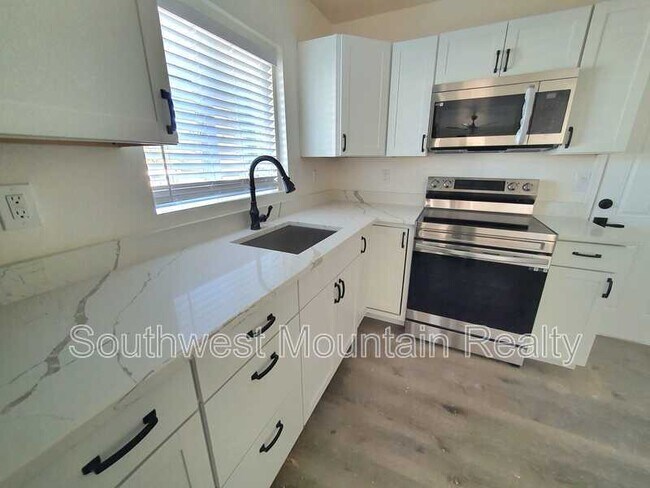 Building Photo - 7404 N 62nd Ave