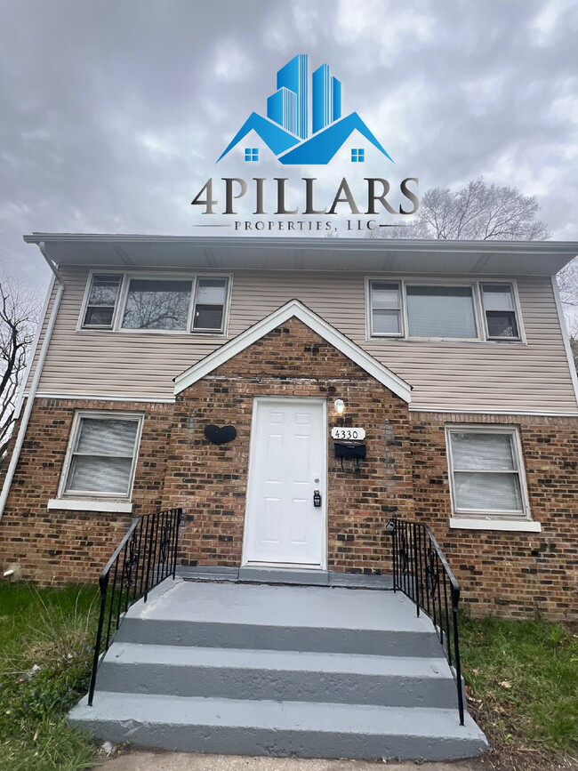 Building Photo - "Spacious 4-Bed, 2-Bath Gem on Kentucky St...