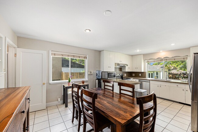 Foto del edificio - FURNISHED, Spacious 3 bedroom home in the heart of University!