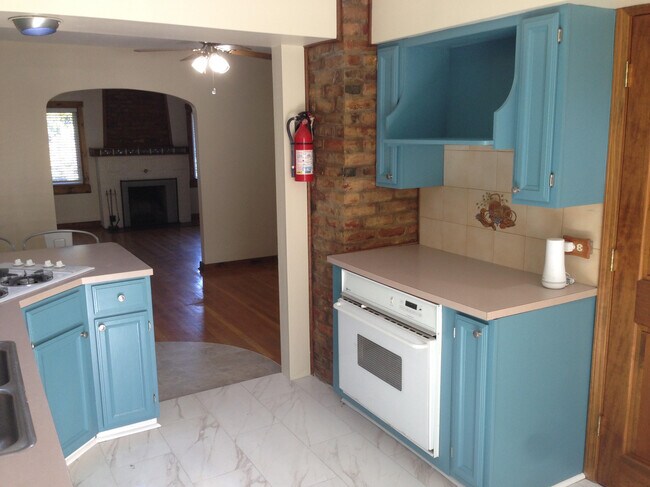 Ceramic tiles on kitchen floor - 2421 Brookside Parkway South Dr