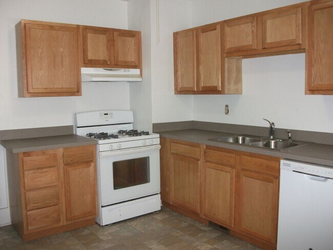 Foto del edificio - 341-43 Roosevelt Ave