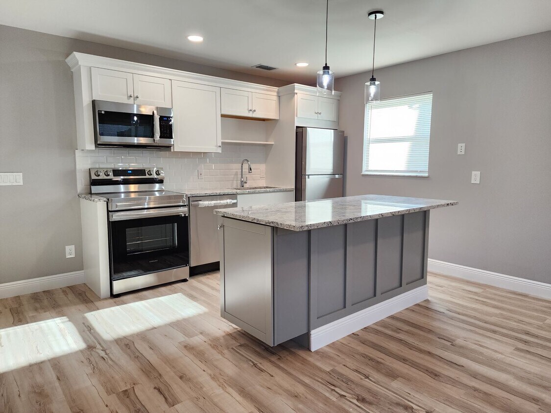 Foto principal - Magnificent 1 bedroom, 1.5 bathroom condo ...