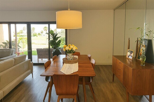 Foto del edificio - 7441 Bay Hill Dr