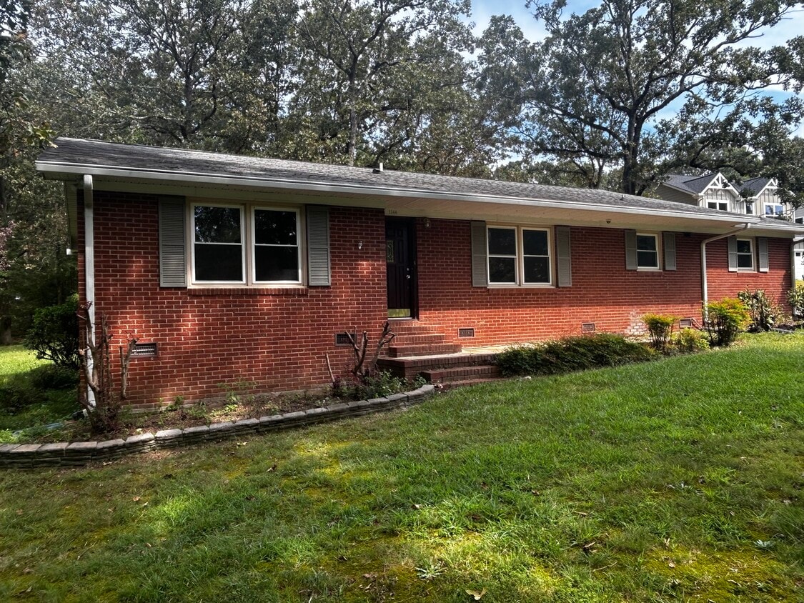 Primary Photo - 1144 Forest Dr