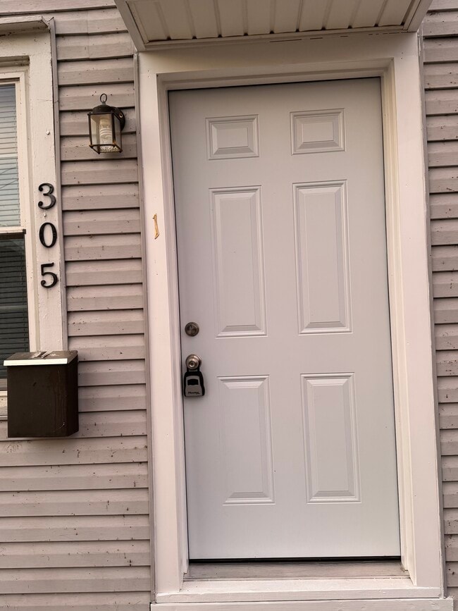 Building Photo - 305 4th Ave