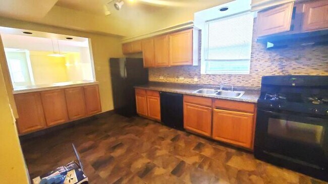 Foto del edificio - 3 bedroom in Chicago IL 60649
