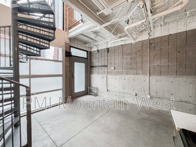 Foto del edificio - 360 W Broadway