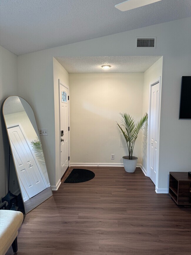 Entrada - 112 Woodvalley Dr