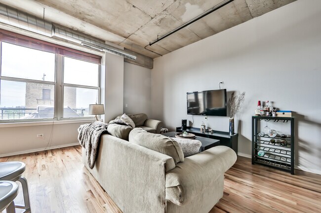 Building Photo - 6 S Laflin St