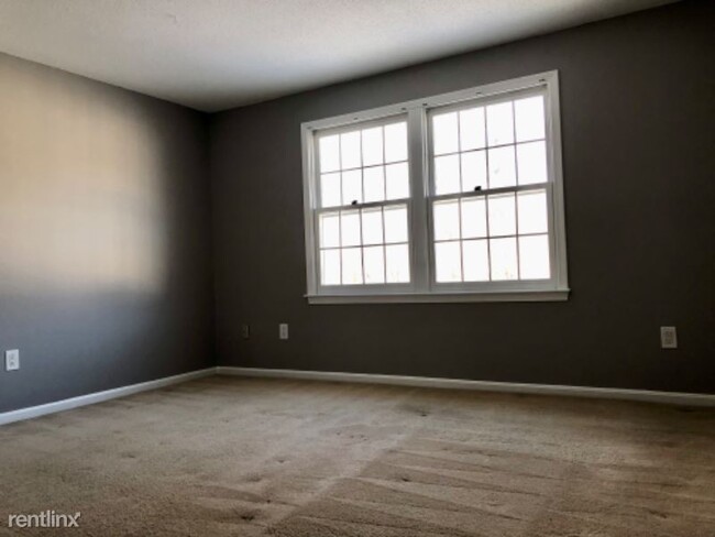 Building Photo - 2 br, 1.5 bath Townhome - 1 Fox Hollow Way