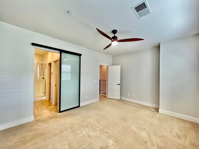 Foto del edificio - Beautiful 3B/2.5BA townhome in Mission Val...