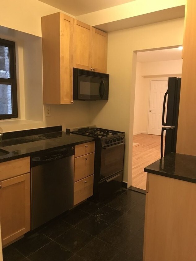 Building Photo - No Fee 2 Bed with private patio