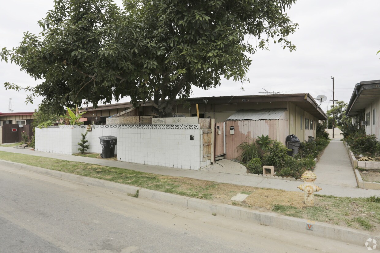 Primary Photo - 8931 Pacific Ave