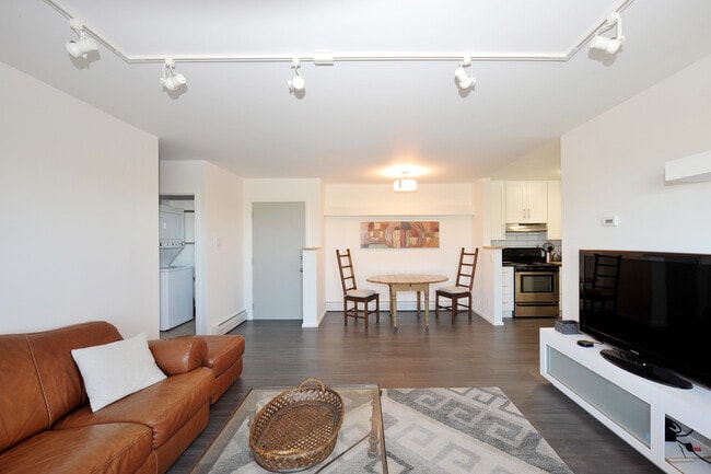 Building Photo - Stunning Remodel in a Superb Condo Complex
