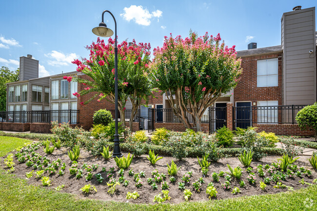 Building Photo - Woodlake Meadows