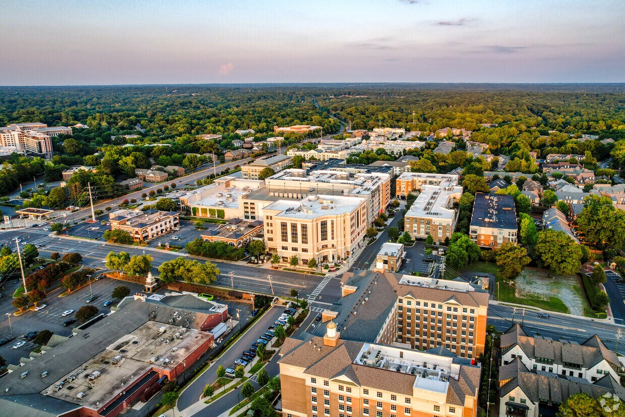 Foto aérea - 4810-4940 Ashley Park Ln