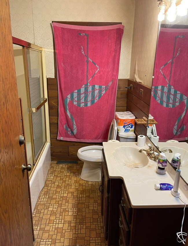 Bathroom - 1490 Sterling St S