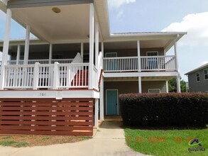 Building Photo - 506 Club Villa Court