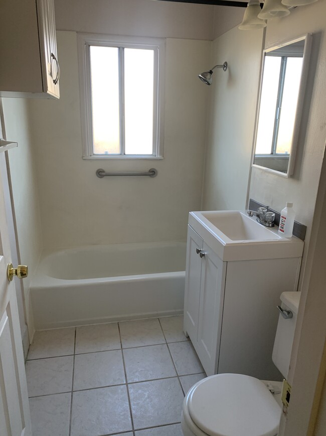 Updated bathroom - 10508 Graffian St