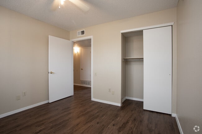 2HAB, 1BA - 810 ft² - Western Yarbrough Apartments