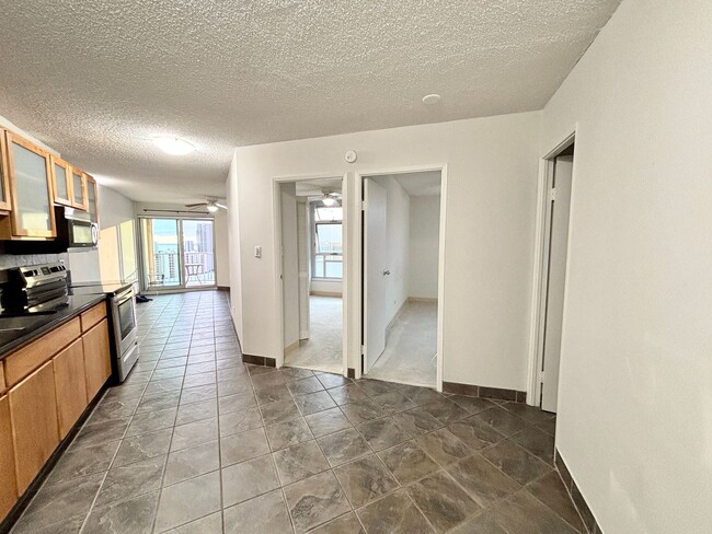 Building Photo - AVAILABLE NOW!  2 BEDROOMS/1 BATH/1 PARKIN...