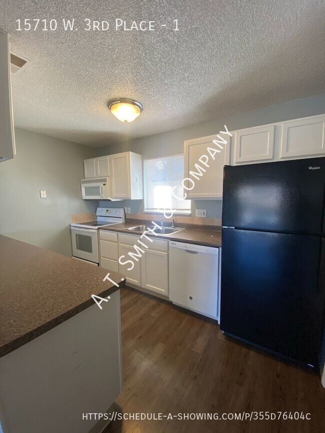 Building Photo - Located In Golden! Updated & Spacious Two ...