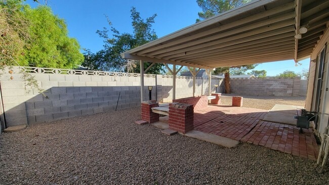 Building Photo - Cute 3 bedroom 1 bathroom home on a large lot