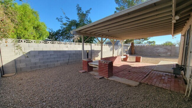 Foto del edificio - Cute 3 bedroom 1 bathroom home on a large lot
