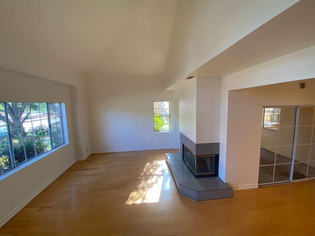 Foto del edificio - Walking Distance to Girsh Park - 3+2.5 COND - 2 CAR GARAGE - Pool - Hot Tub