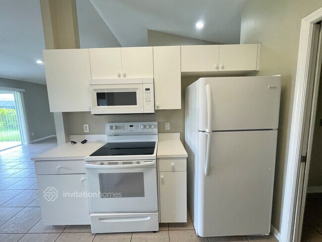 Building Photo - 813 SW 10th Pl