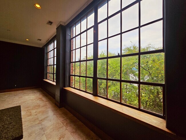 Foto del edificio - 1000 E M L King Blvd