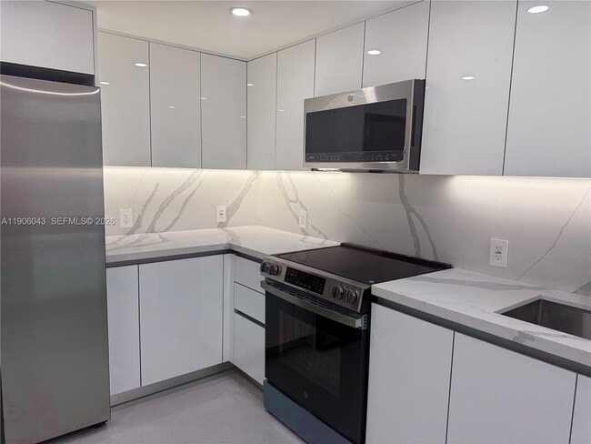 Building Photo - 3675 N Country Club Dr