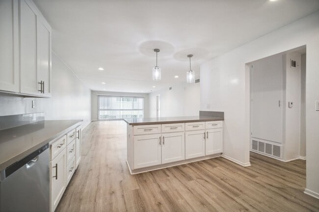 Interior Photo - 170 N Crescent Dr