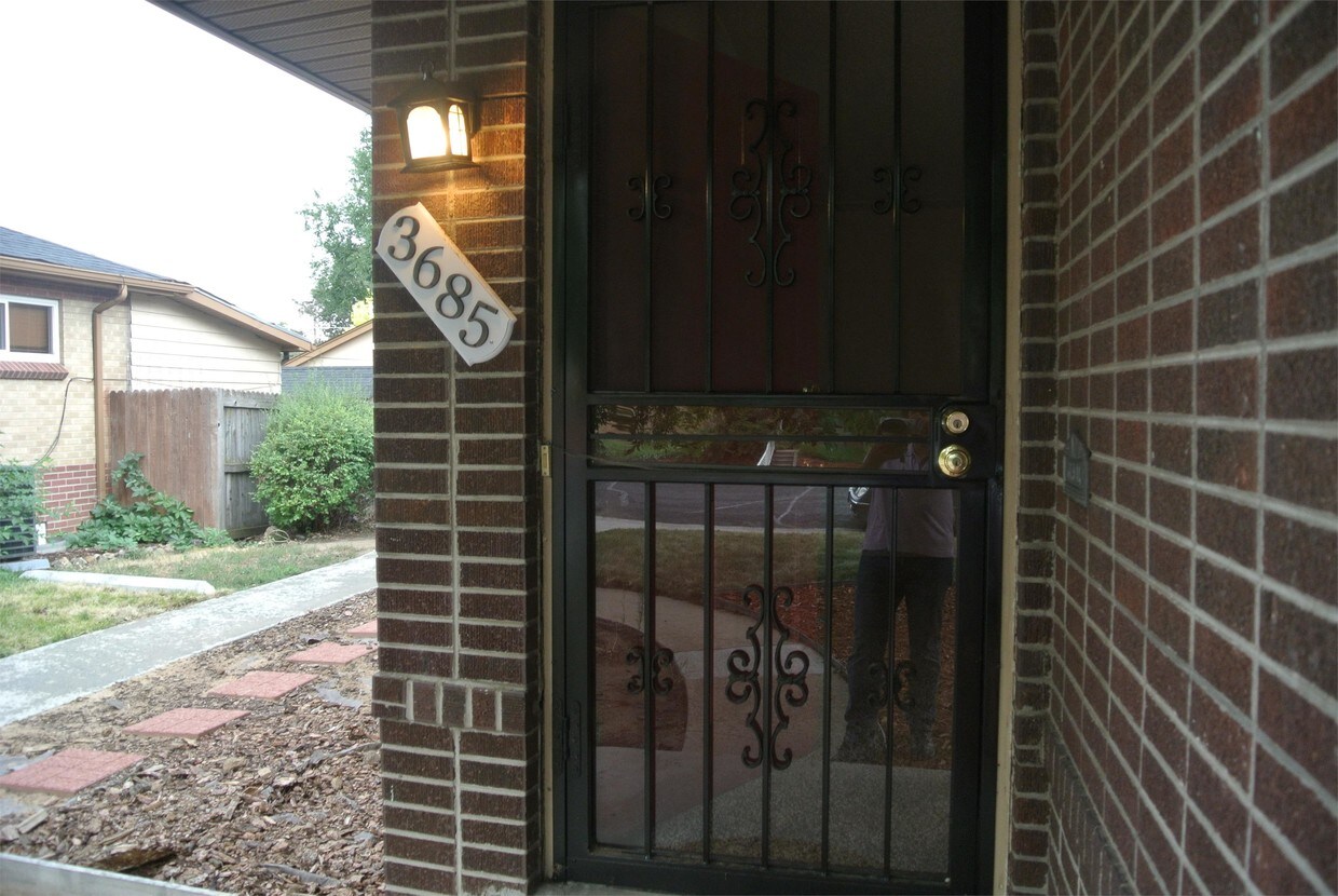 Foto principal - 3679 Ivanhoe St