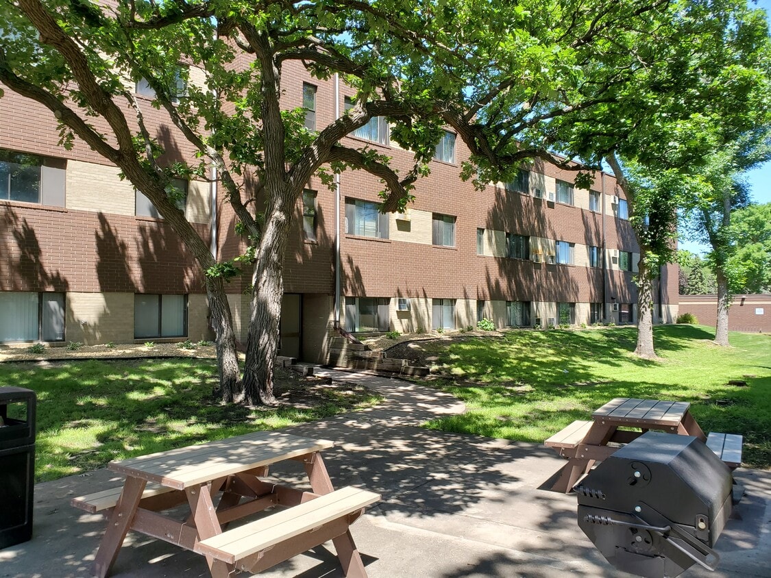 CR Flats 3931 Coon Rapids Blvd NW Coon Rapids, MN