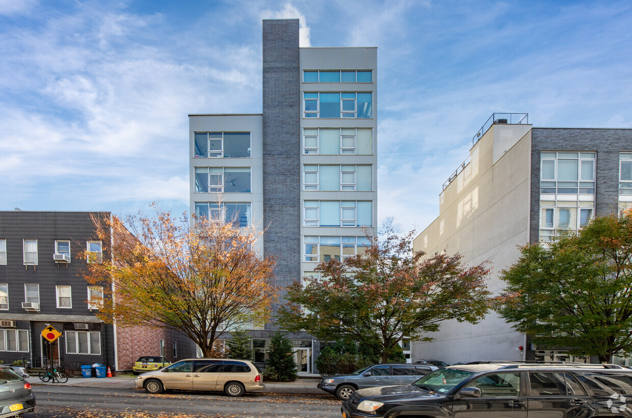 Foto principal - 128 Newton St
